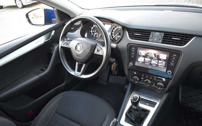 Skoda Octavia cena 55900 przebieg: 107197, rok produkcji 2019 z Poznań małe 704